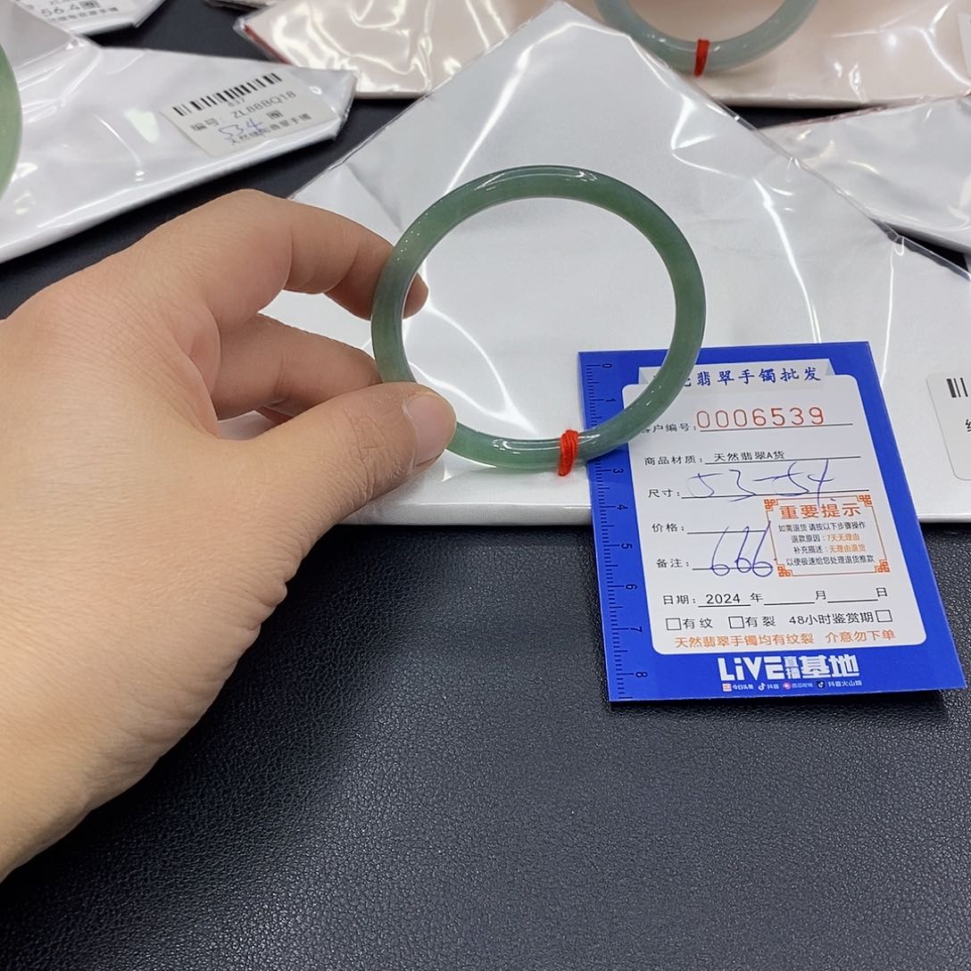 翡翠手镯未镶嵌翡翠手镯