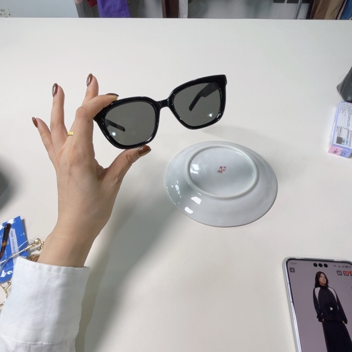 瓷片黑色。。。。。。。。。。。。。。