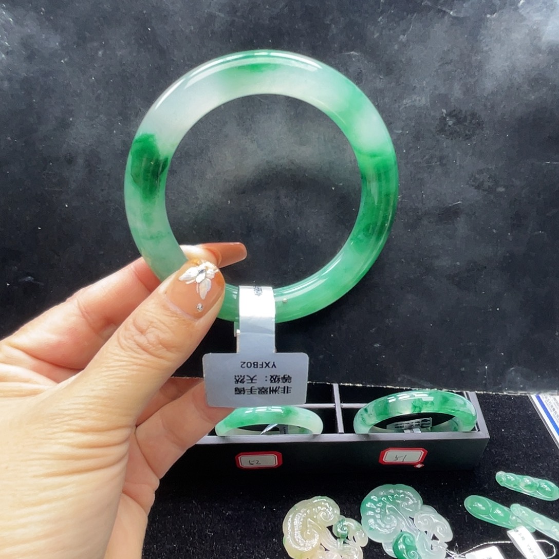 石英质玉（非洲翠）未镶嵌手镯