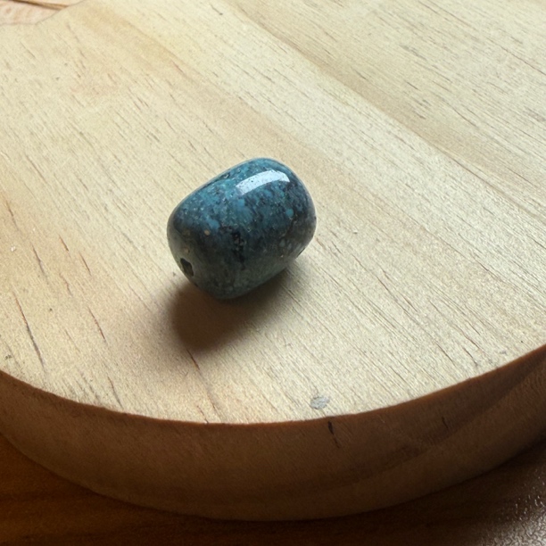 664湖北十堰原矿高瓷无优化乌蓝花绿松石桶珠11.5×14.1mm2.8克