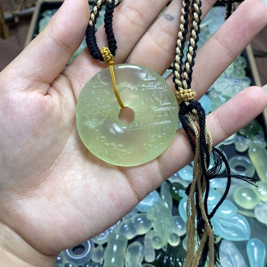 岫玉颈饰未镶嵌山水