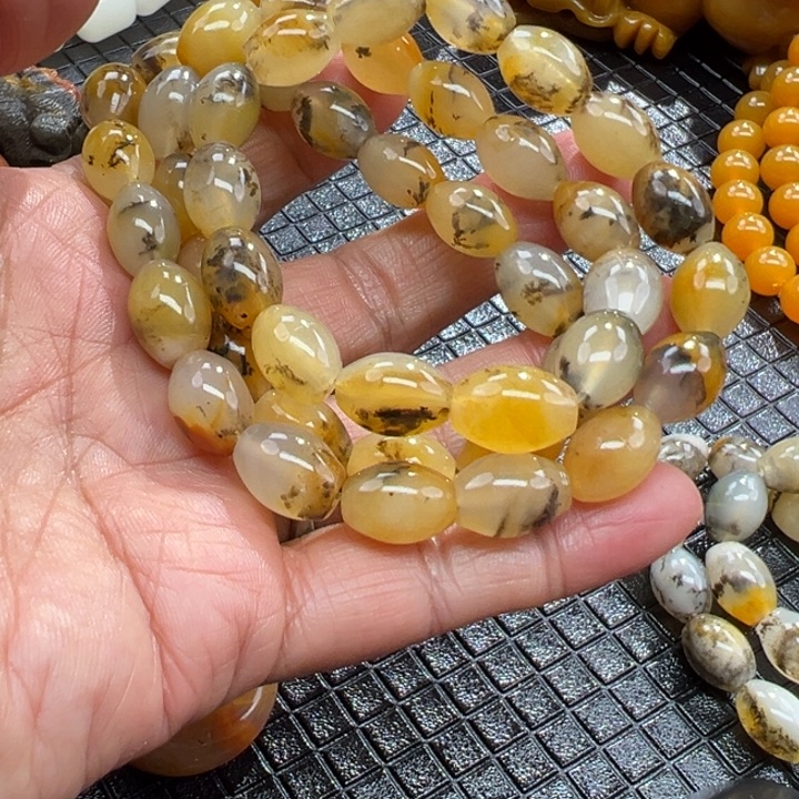 石英质玉（黄龙玉）颈饰未镶嵌