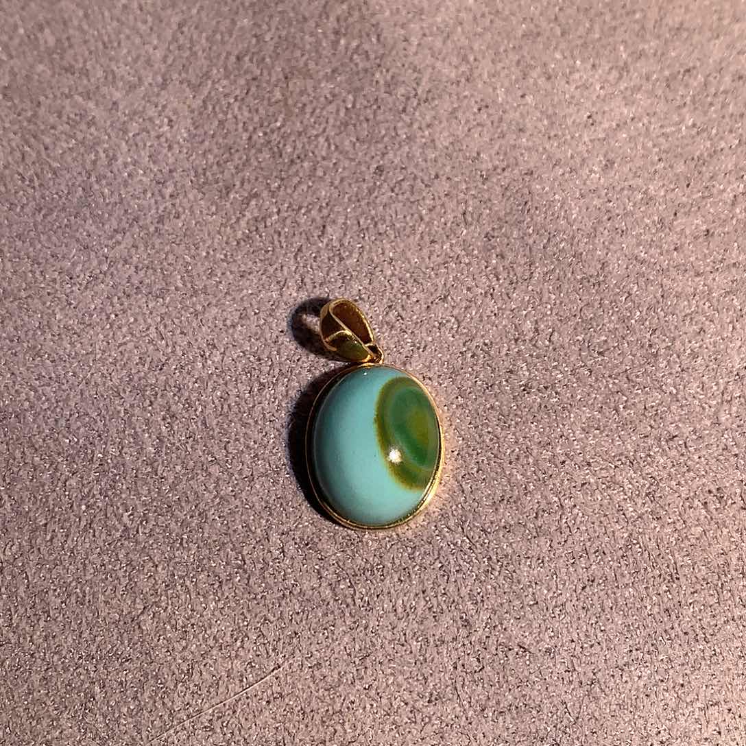 18K金镶嵌绿松石水波纹吊坠的