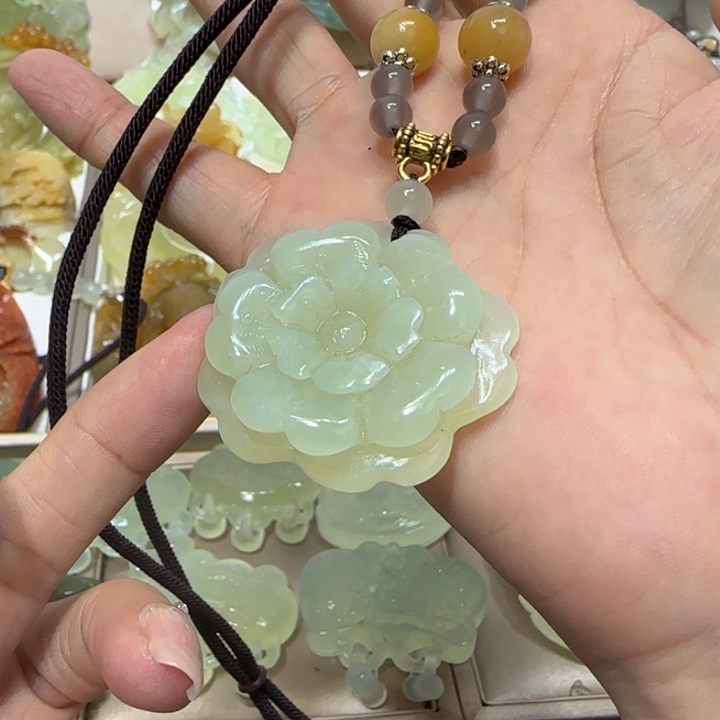 蛇纹石玉吊坠未镶嵌