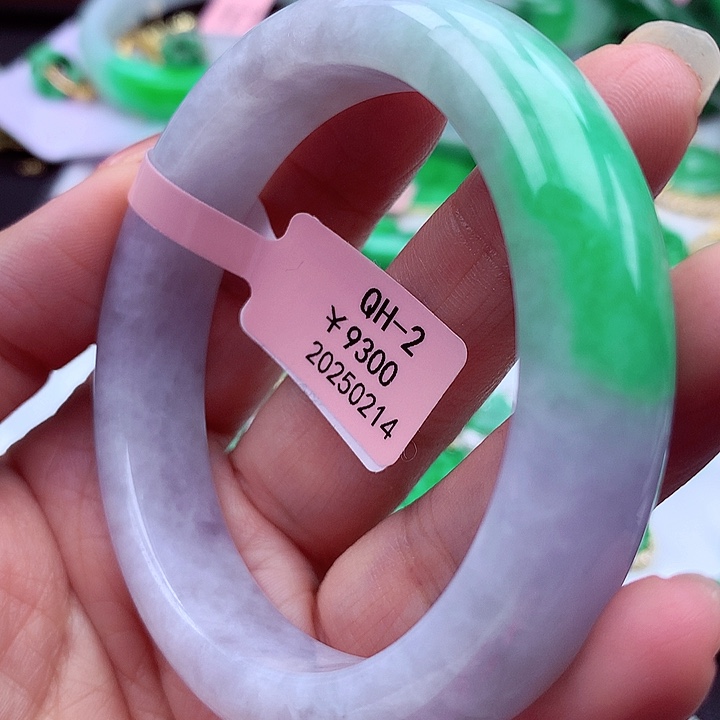 翡翠手镯未镶嵌翡翠