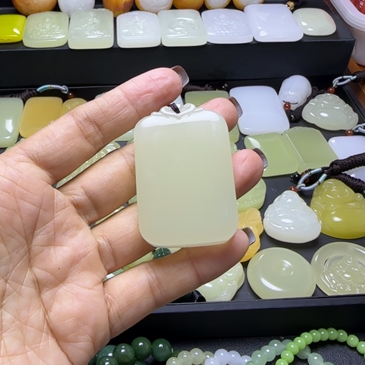 天然新疆老料蜂蜜水无事牌吊坠
