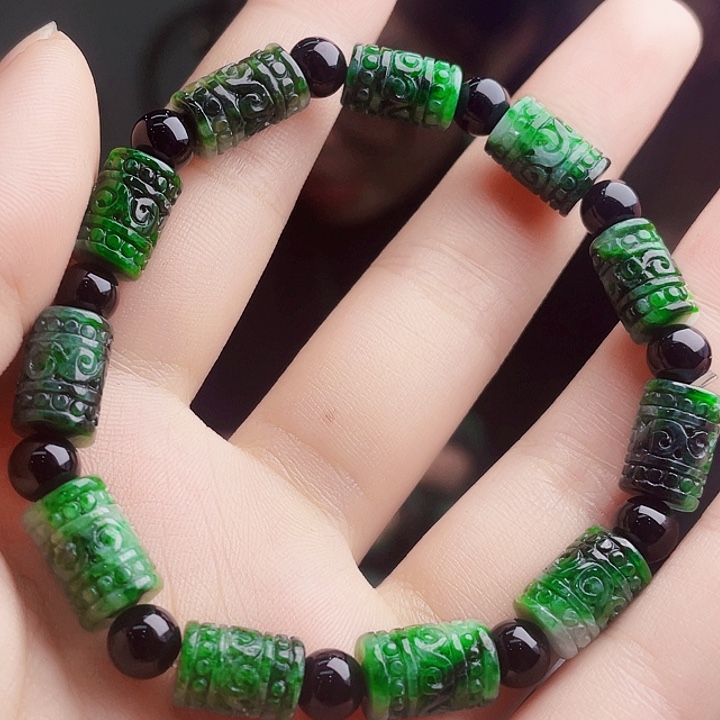 翡翠未镶嵌颈饰多样性