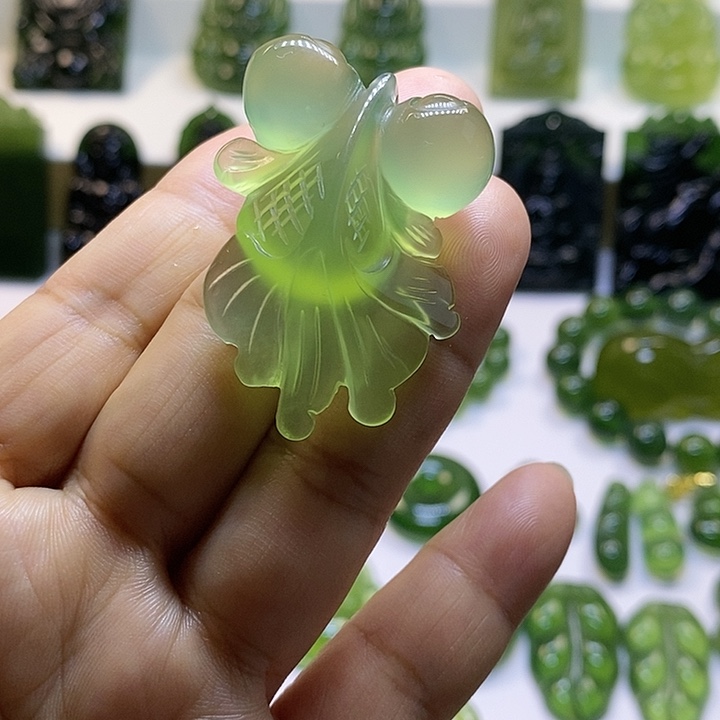 蛇纹石玉颈饰未镶嵌