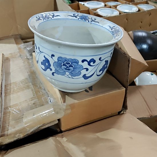 摆件盘子碗茶壶啥都有