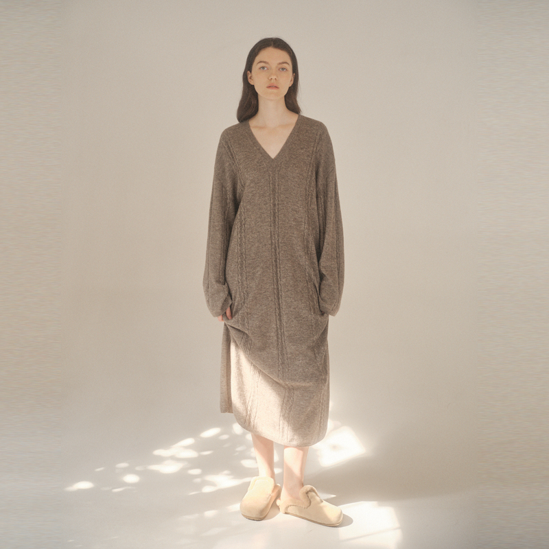 【0压系列】LESS休闲舒适滑糯长裙女长袖优雅毛衫连衣裙2O0G12670