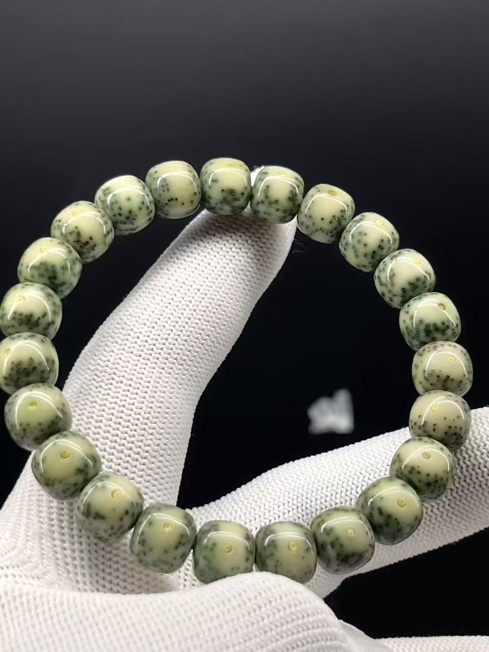 石玉绿包白通体大留白10x9桶珠，原生态星月菩提，一物一图