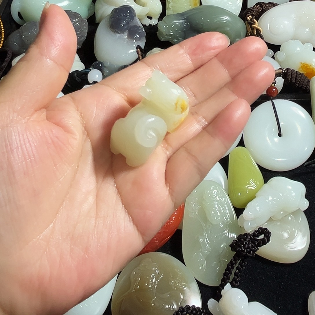 和田玉未镶嵌颈饰