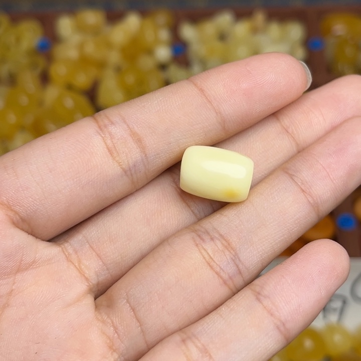 凌***然蜜蜡未镶嵌珠宝奇石满蜡白俏色桶珠