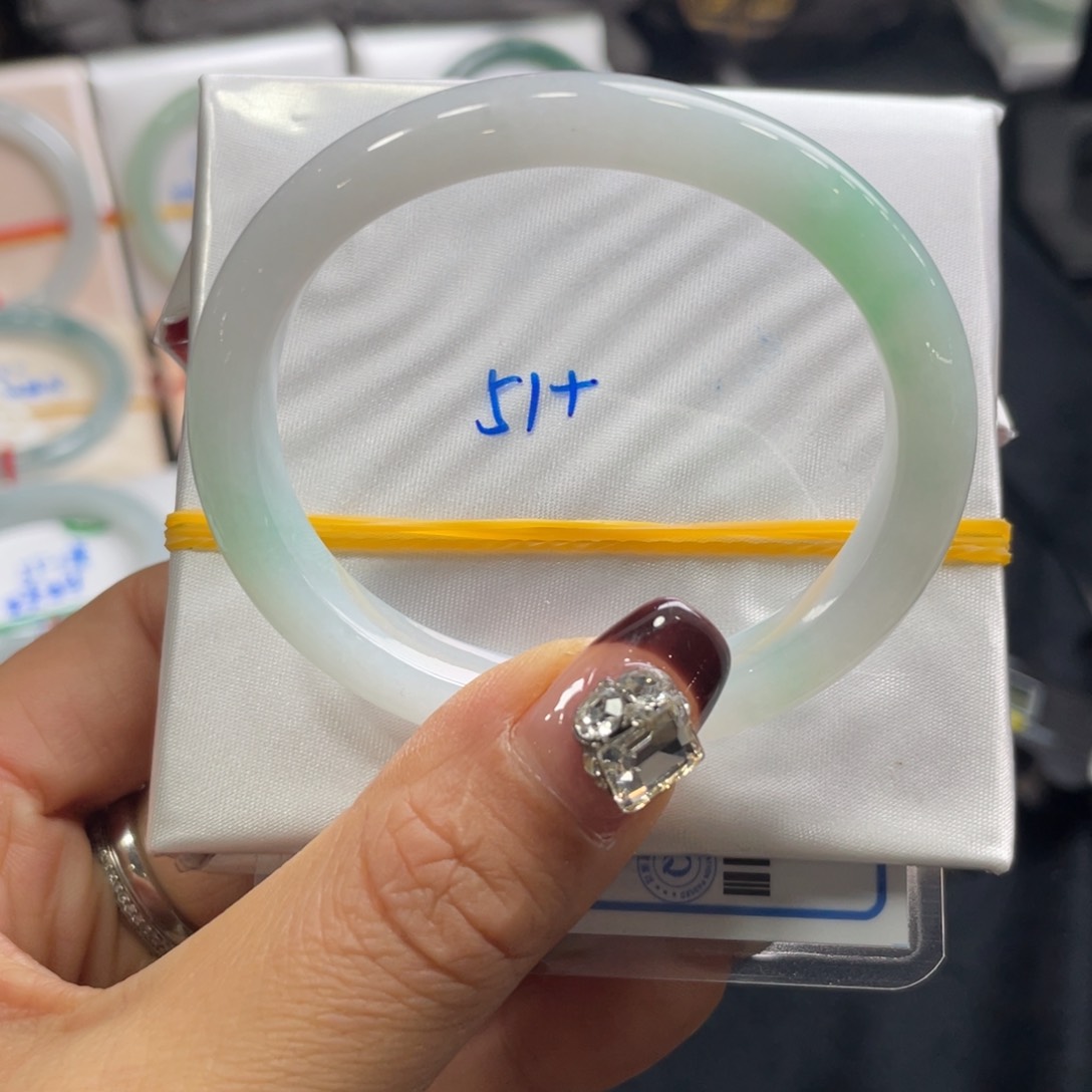 翡翠手镯未镶嵌翡翠手镯