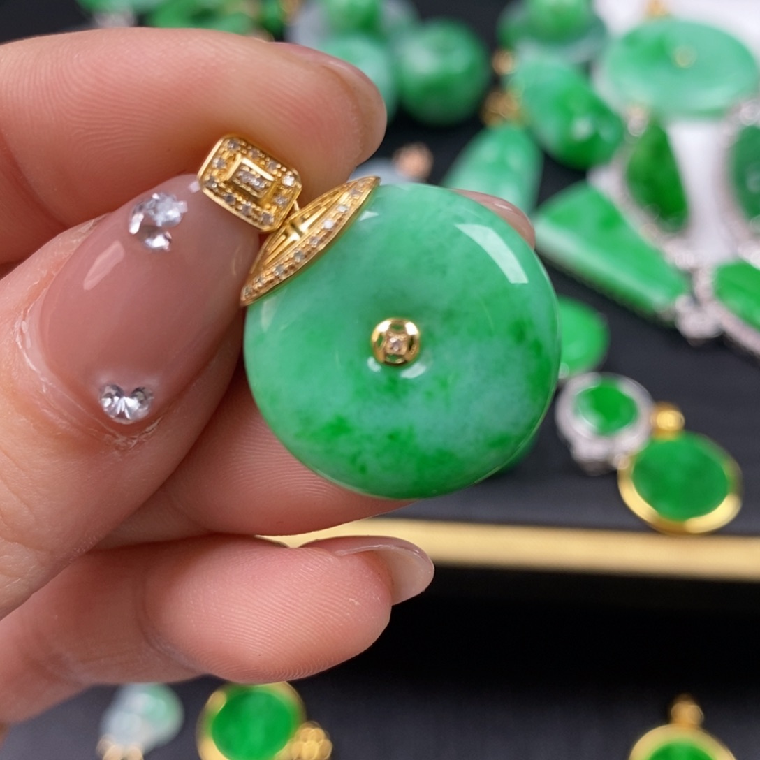 翡翠颈饰18K金镶嵌翡翠