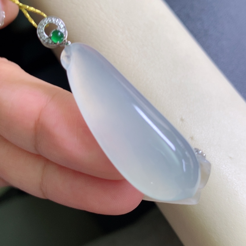 【闪购商品】翡翠颈饰18K金镶嵌福瓜