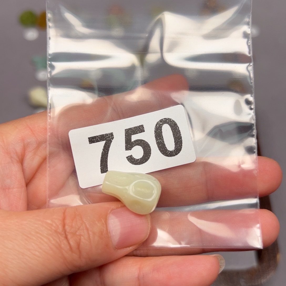 未镶嵌蛇纹石玉颈饰洛*笑