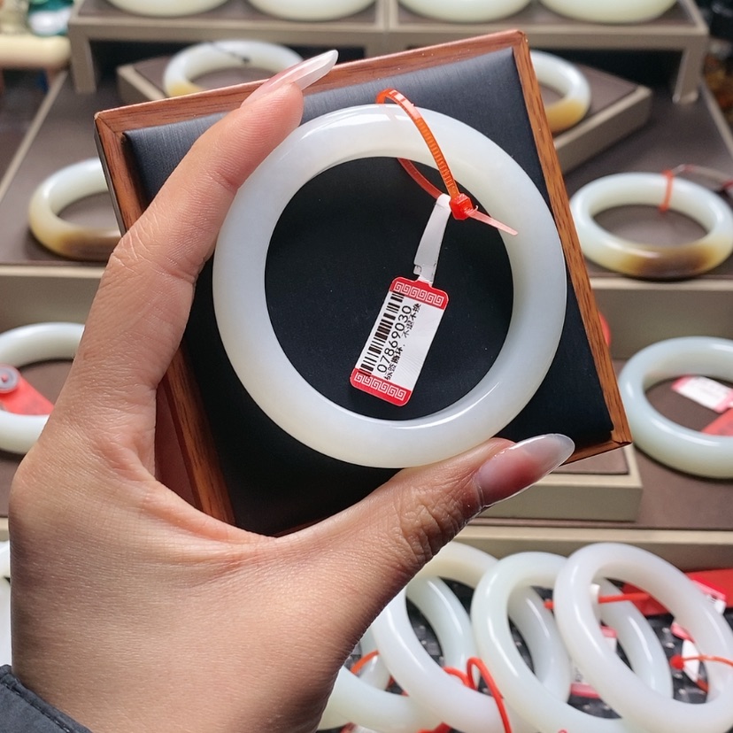 【闪购商品】和田玉手镯未镶嵌棒**?