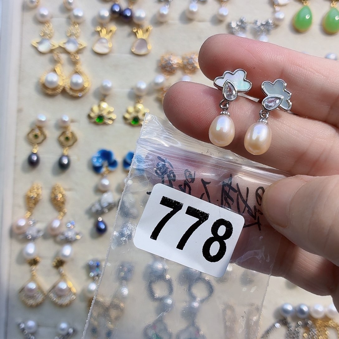 浅****淡水珍珠耳饰合金