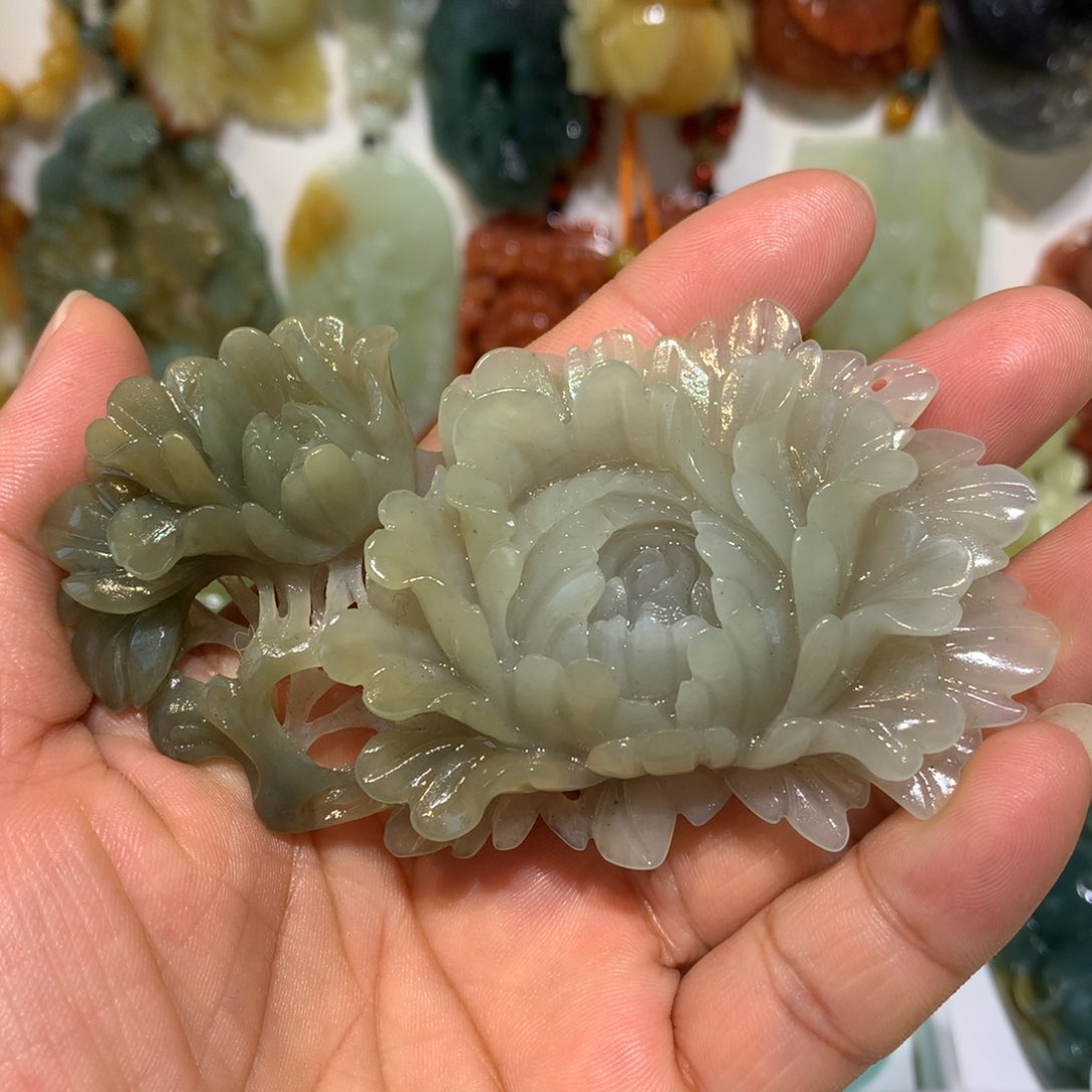 蛇纹石玉颈饰未镶嵌