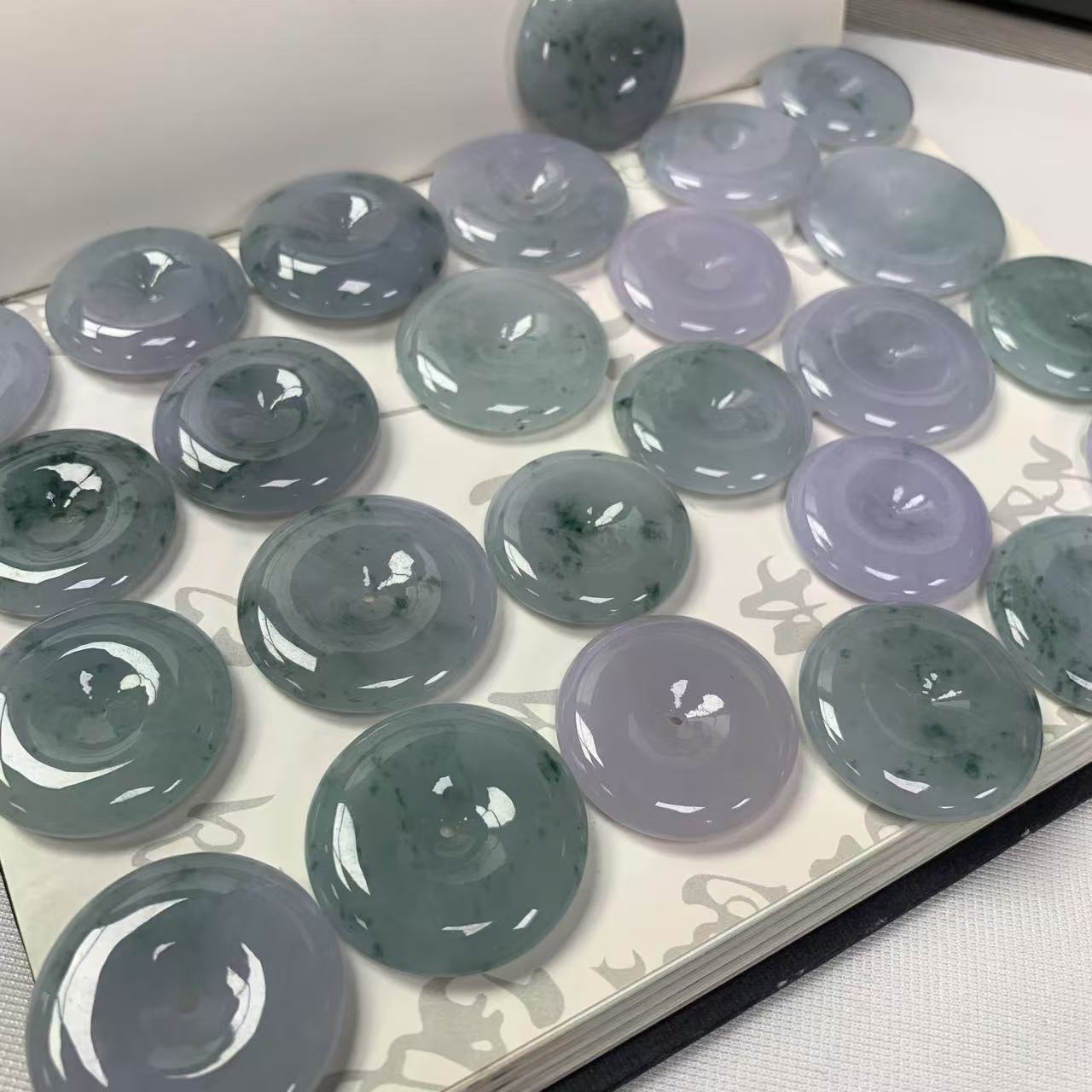 缅甸天然A货翡翠细糯冰淡雅冰飘花饱满平安扣玉坠-多样性发其一