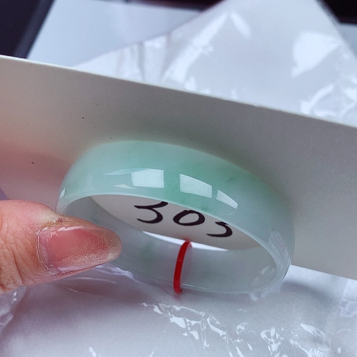 翡翠手镯未镶嵌翡翠