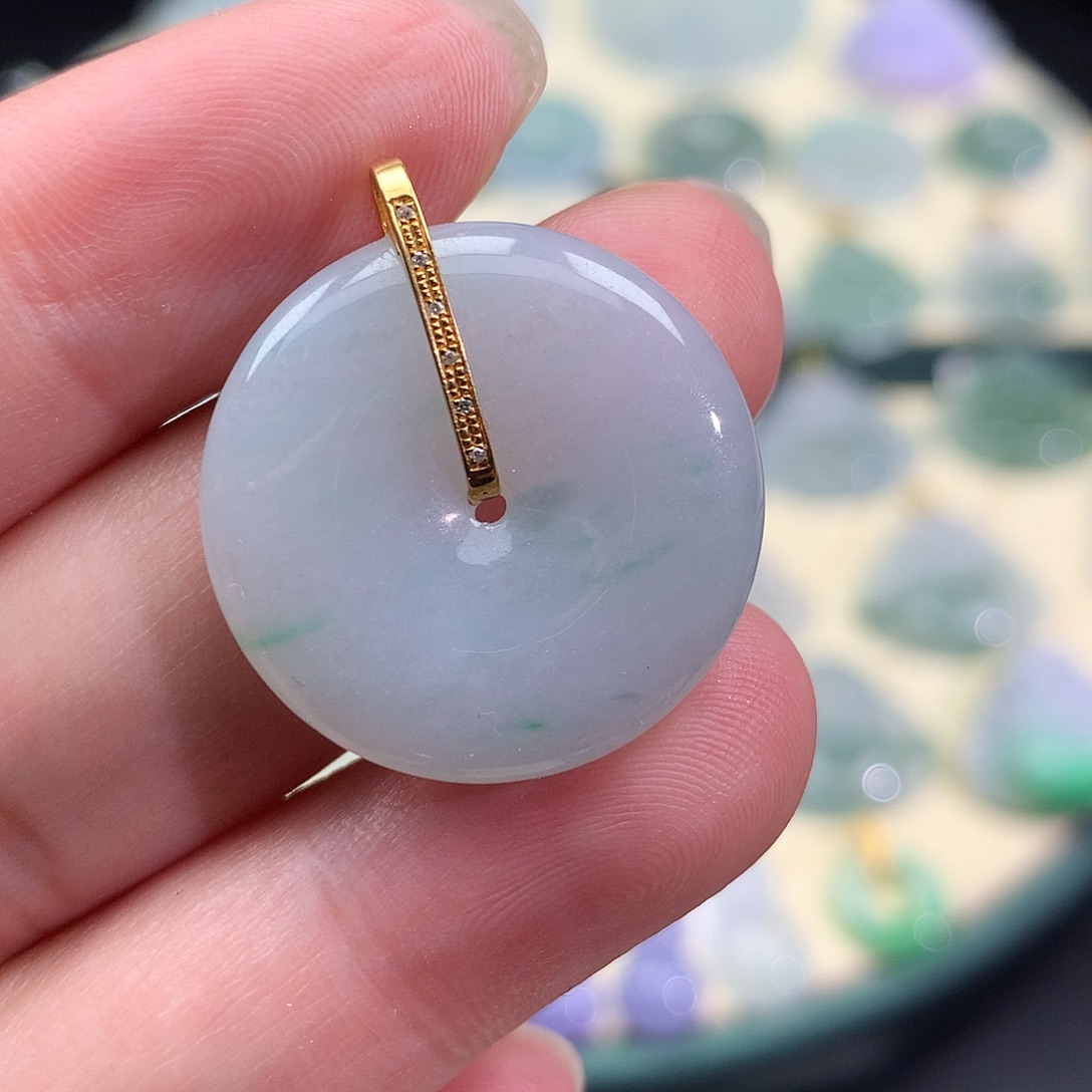 翡翠18K金镶嵌颈饰平安扣