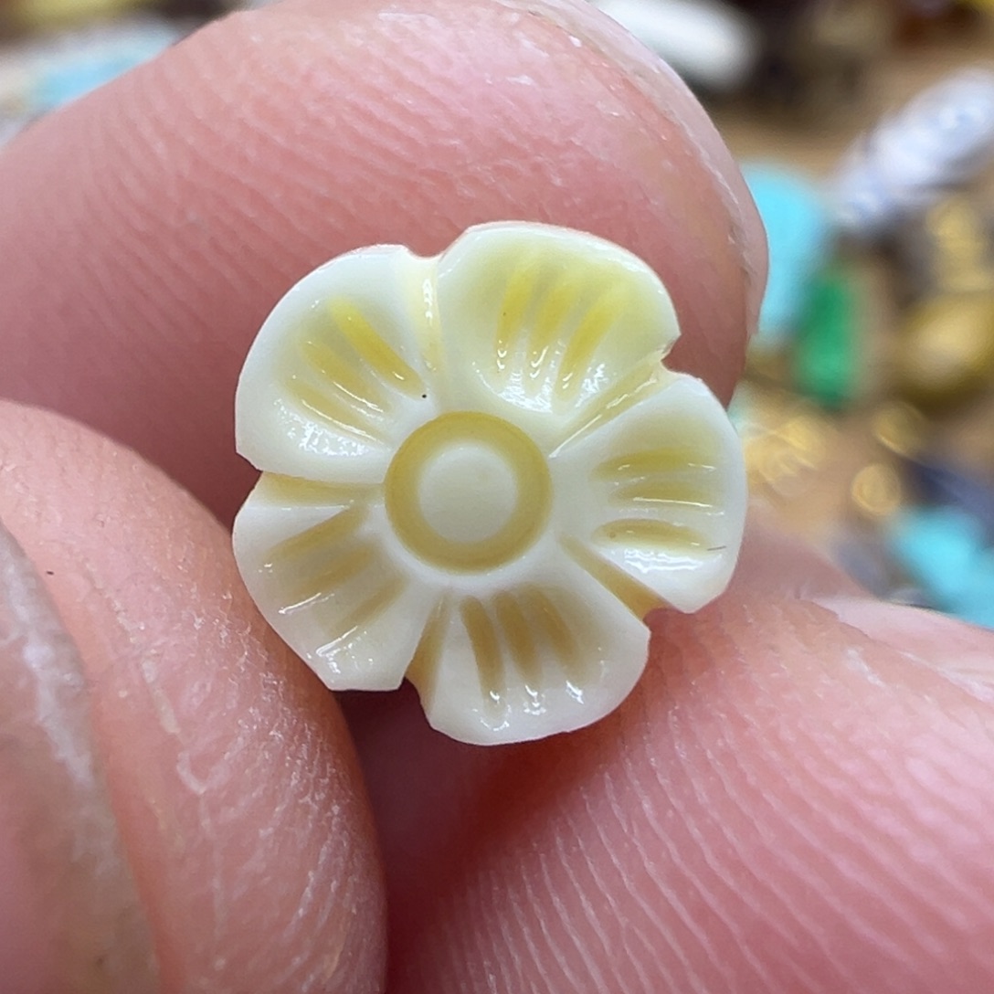 琥珀颈饰未镶嵌小花