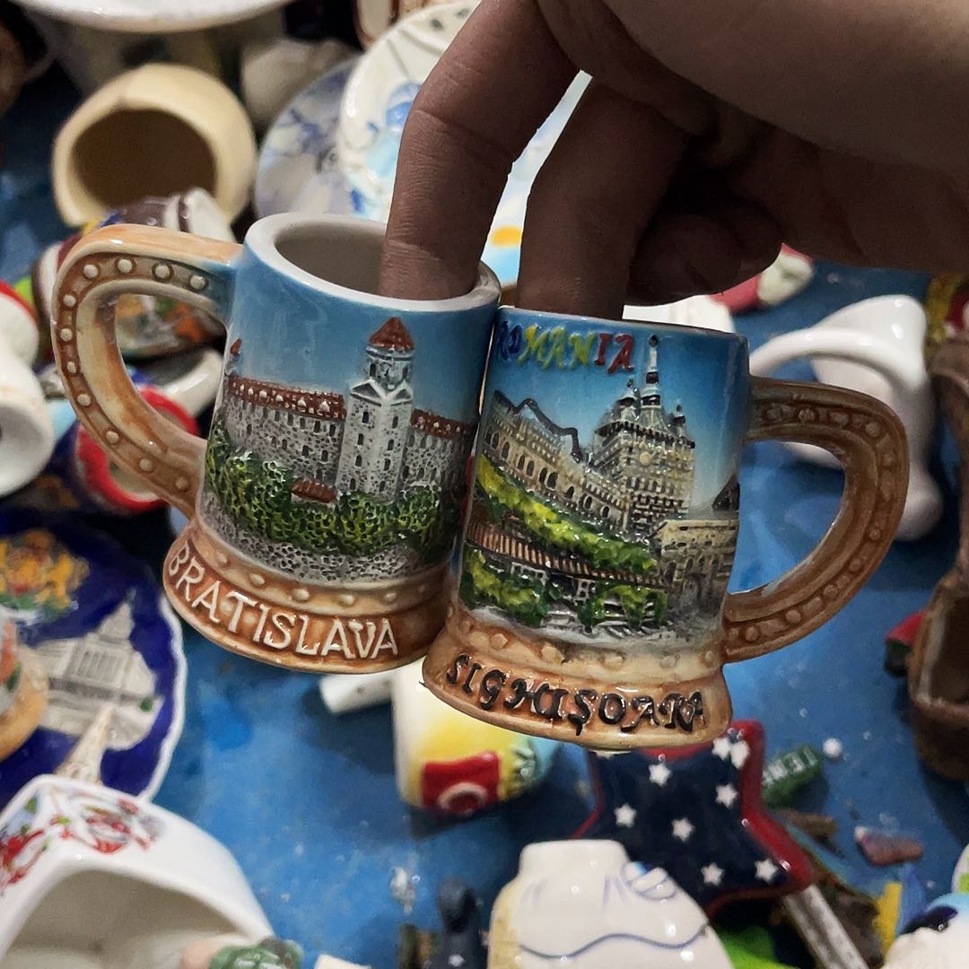 摆件  磕碰。 封釉。       