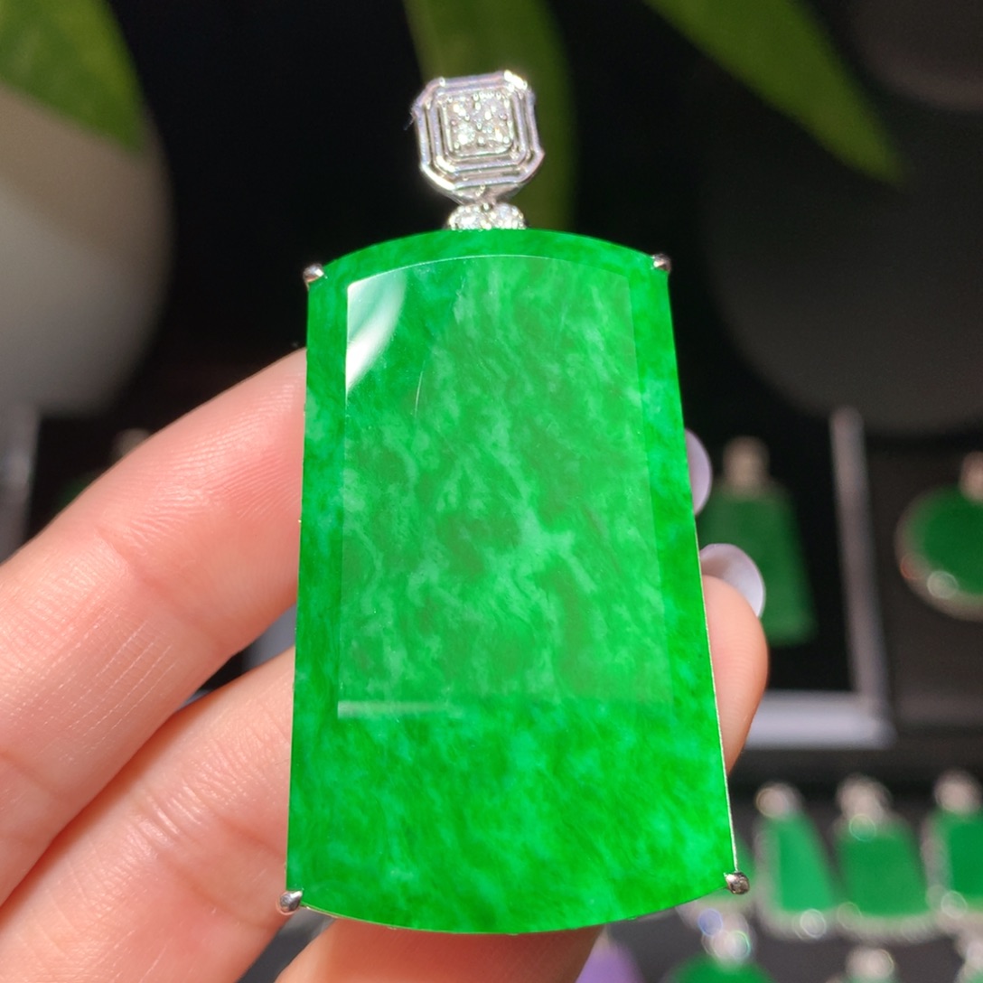 翡翠颈饰18K金镶嵌翡翠