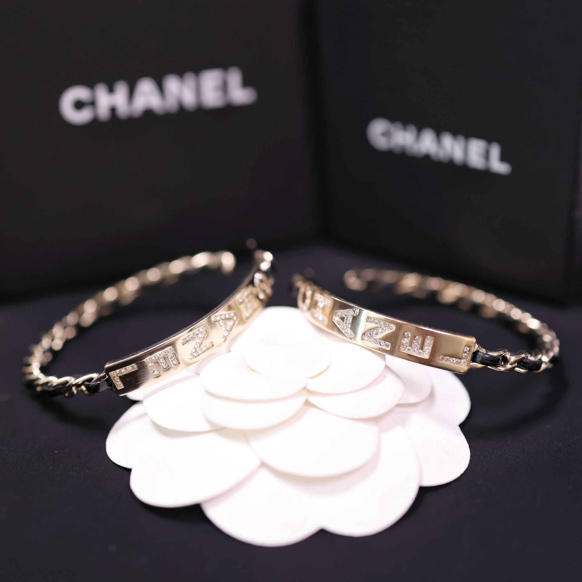 未使用 Chanel/香奈儿 黑金皮穿字母镶钻大号双C耳圈 06455