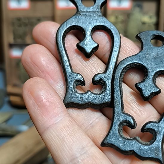 君***巅硅胶拉手一对，包浆醇厚