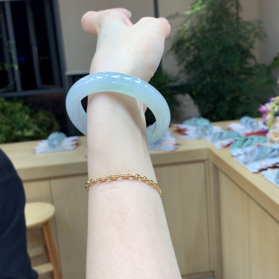 翡翠手镯未镶嵌不退不换