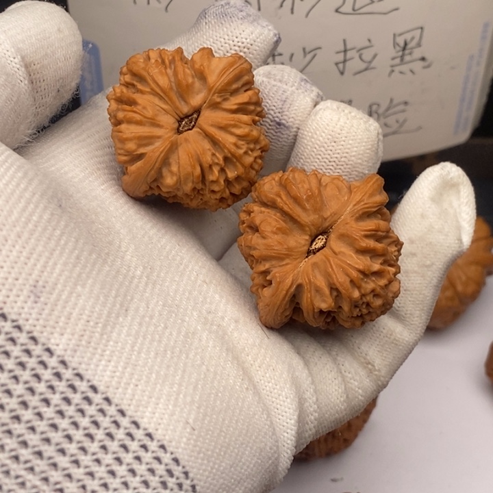 把件文玩核桃氧*钙南疆石38