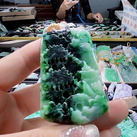 颈饰未镶嵌翡翠一个
