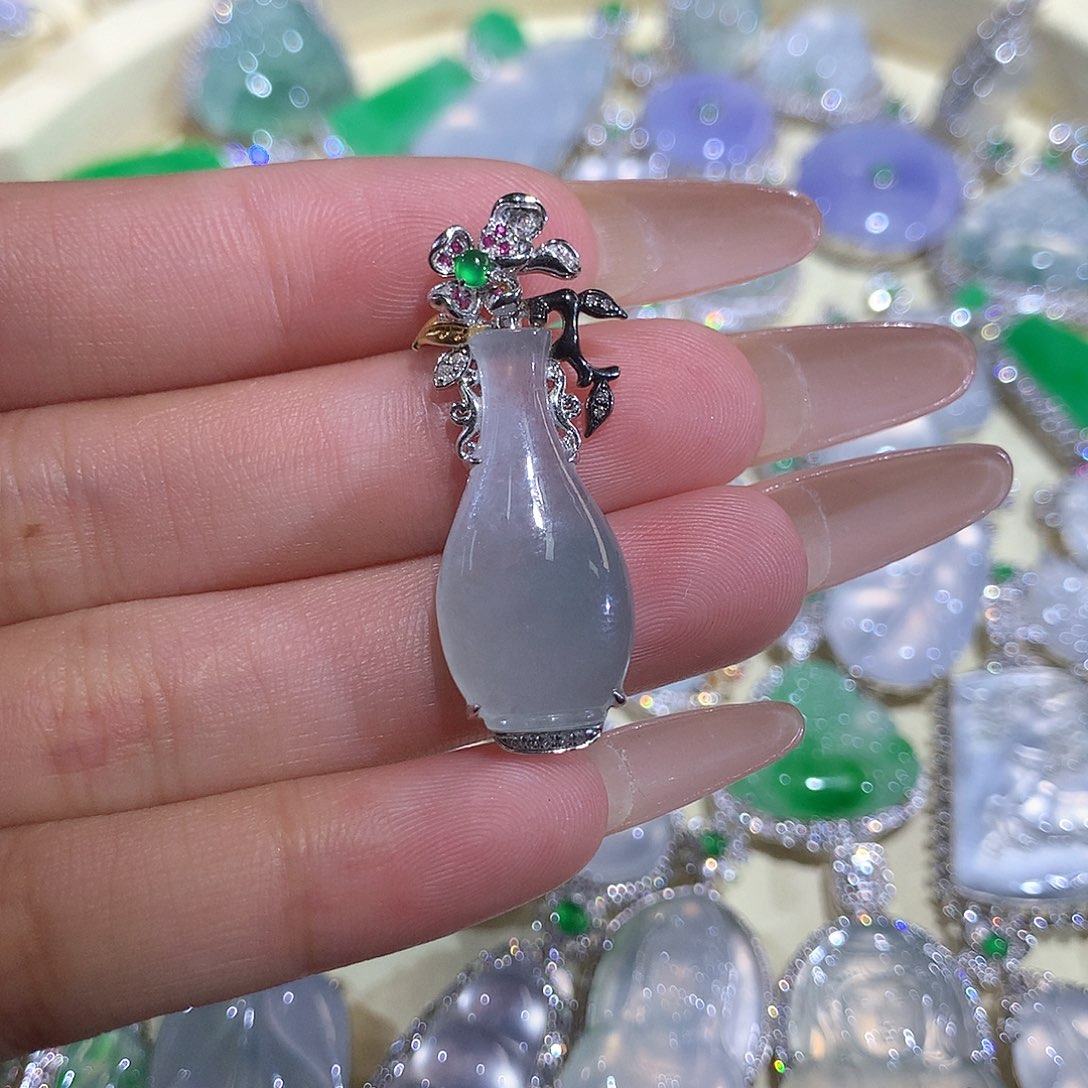 翡翠18K金镶嵌颈饰花瓶