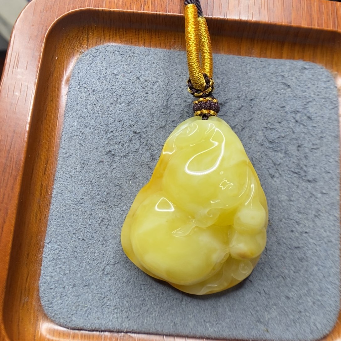 杨***健蜜蜡未镶嵌颈饰郎