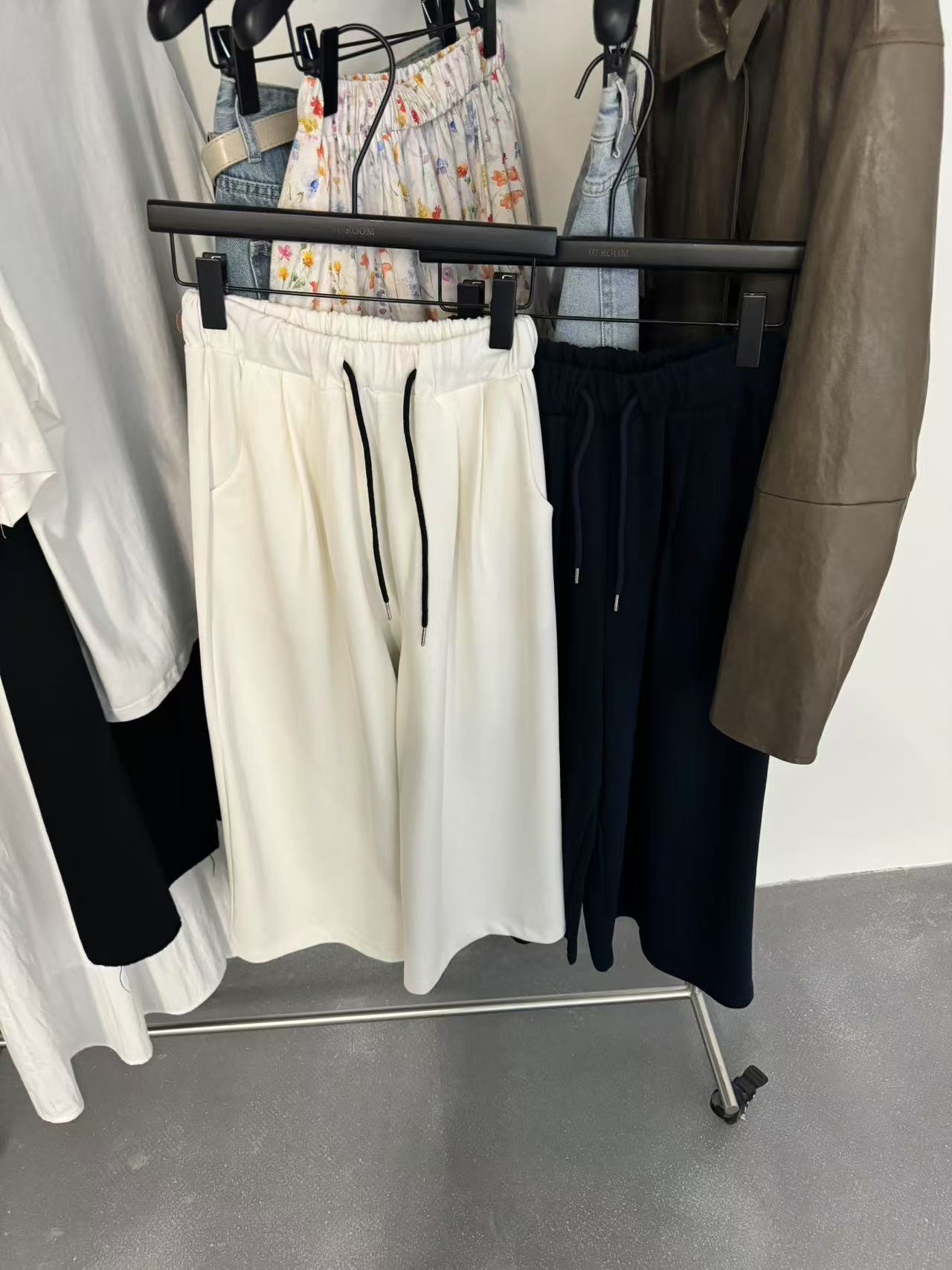 IU（2955#福）阔腿慵懒简约抽绳裤（裤长85 腰围62）