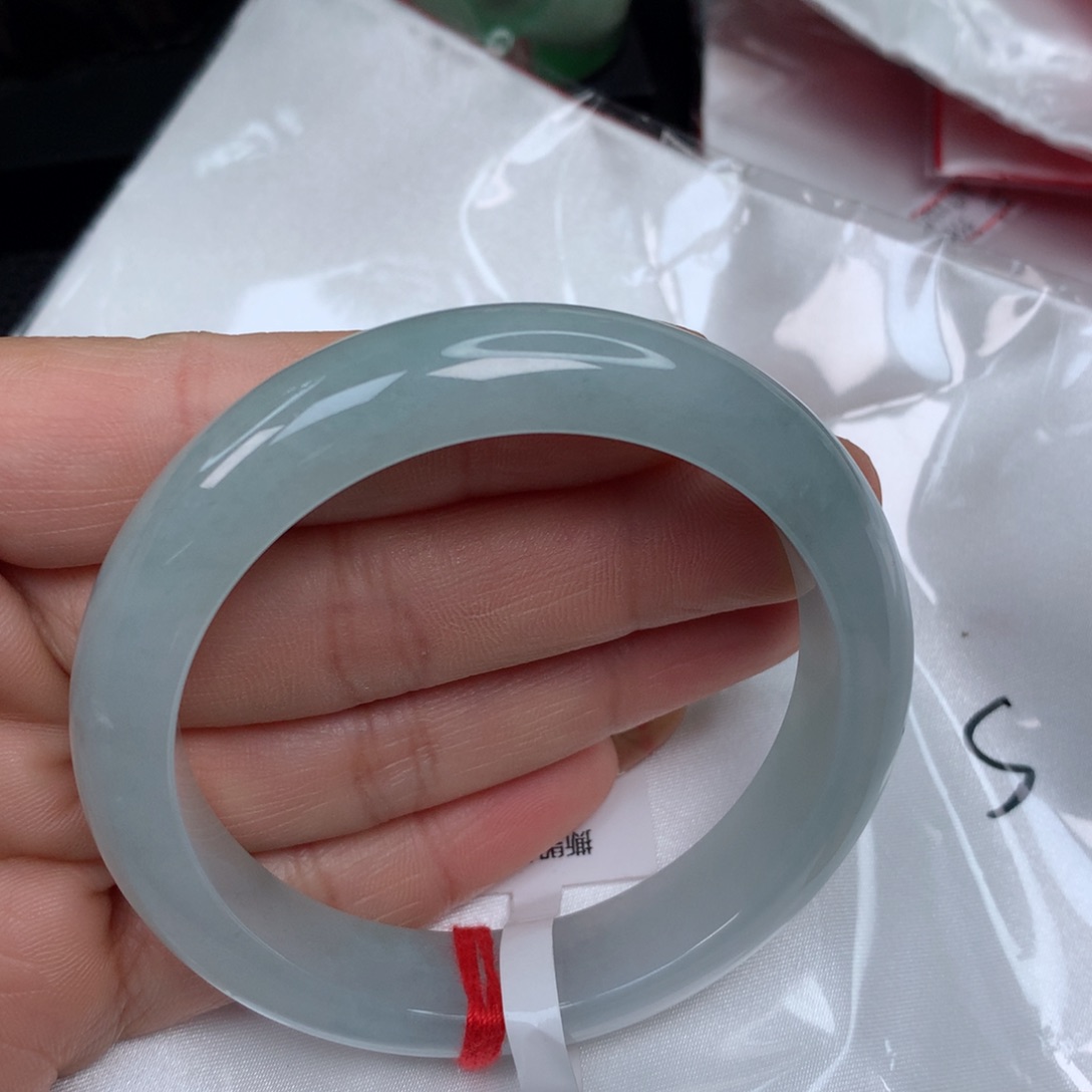 翡翠手镯未镶嵌…………