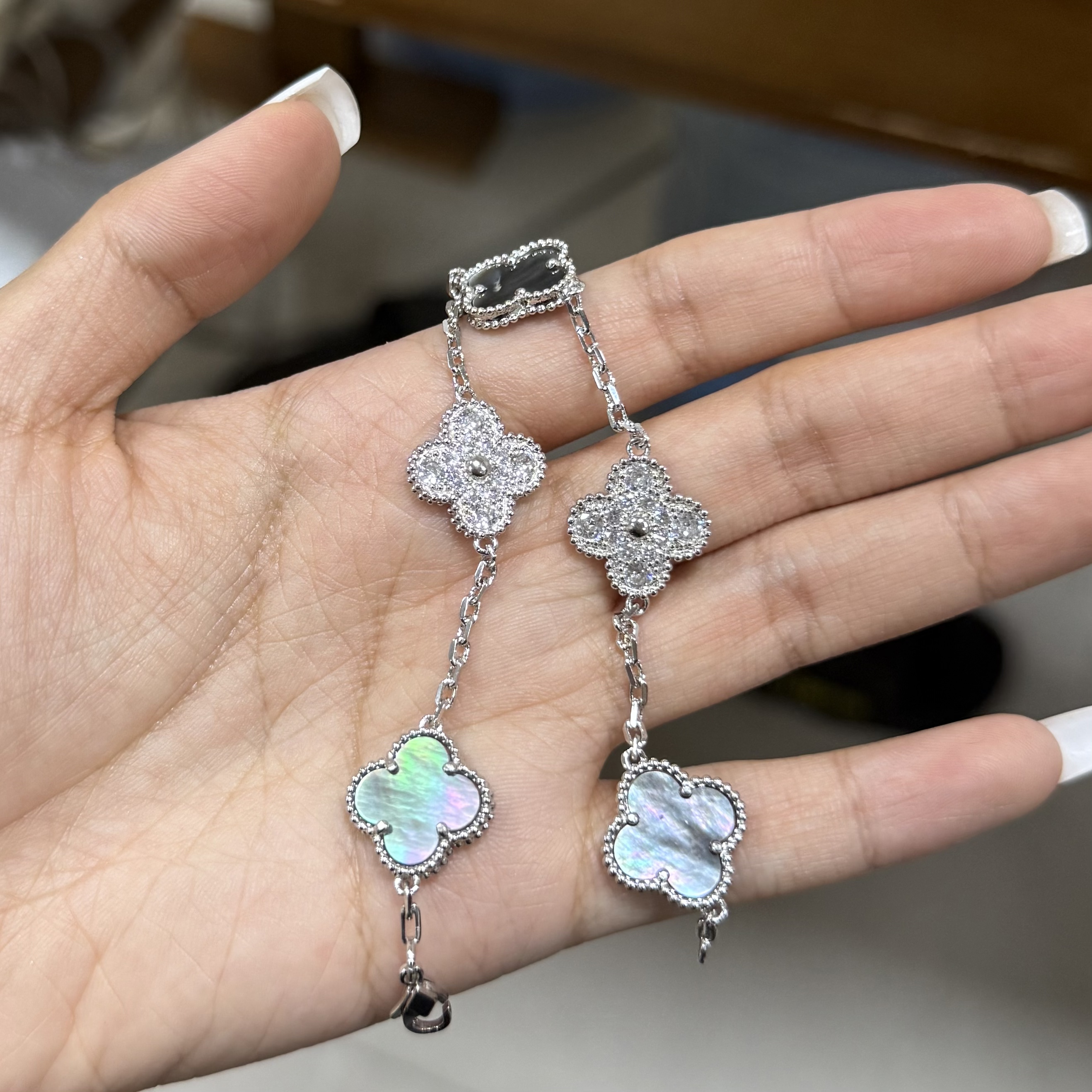 铜合金手链 满天星灰色四叶草手链轻奢小众百搭气质设计手饰