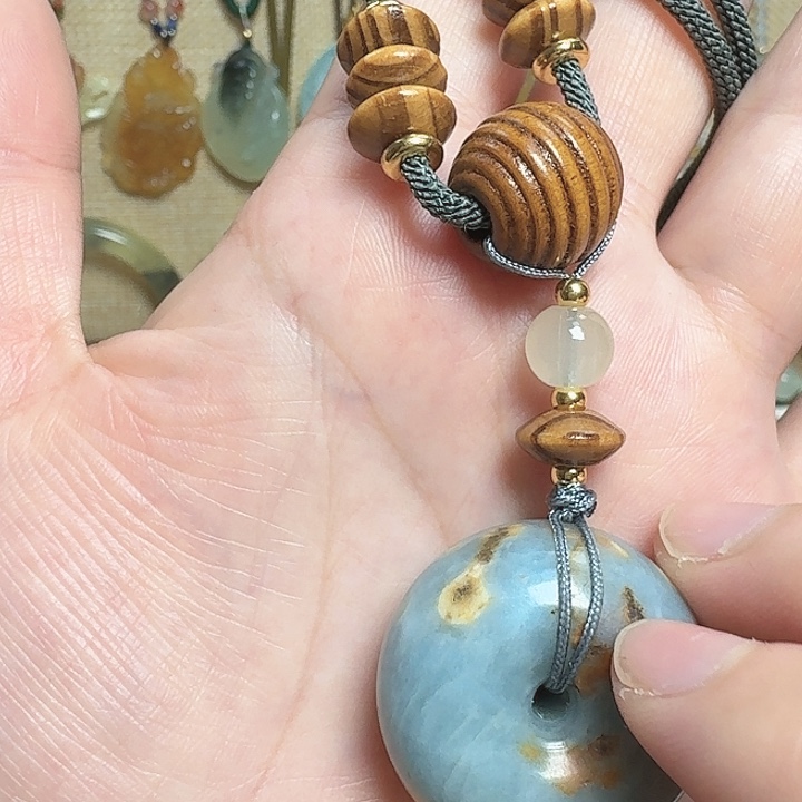 蛇纹石玉未镶嵌颈饰