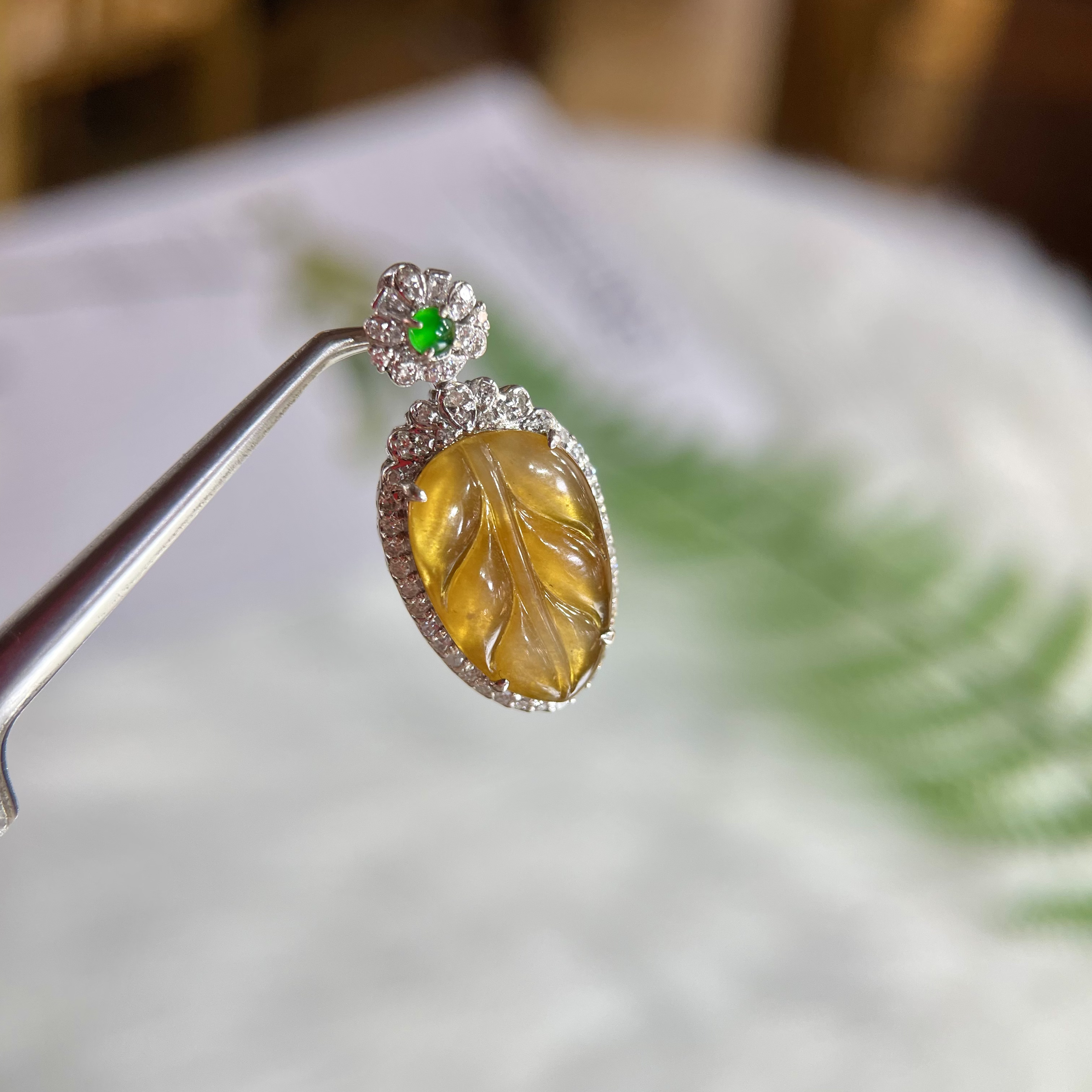 18K金镶嵌天然A货翡翠高冰黄翡叶吊坠