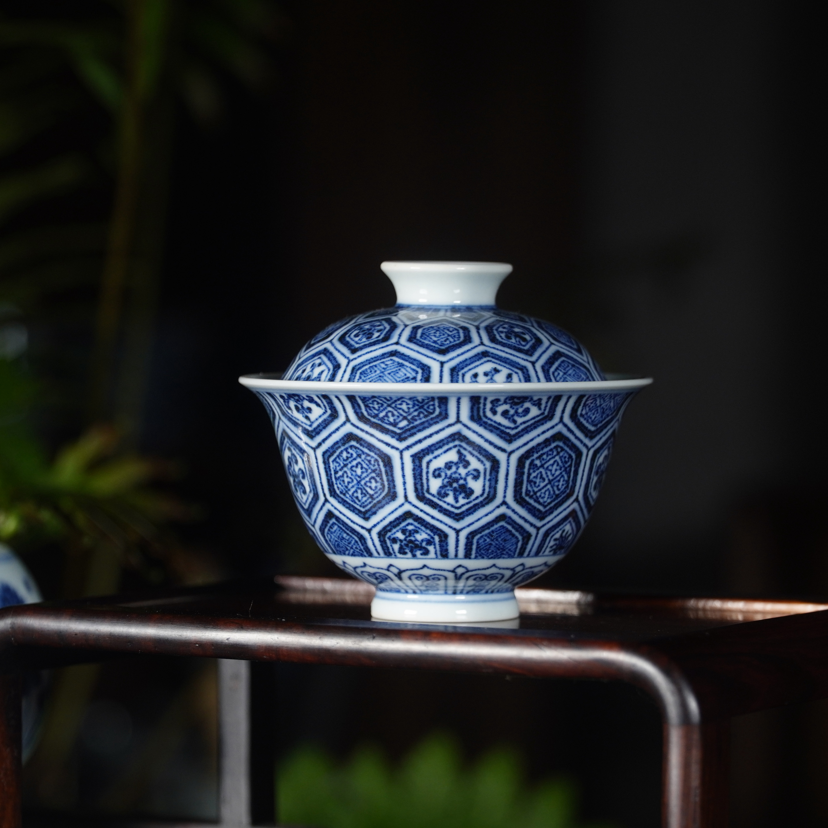 且斋青花六合锦地纹元宝盖碗茶具瓷盖碗龟背纹釉下青纯手工120cc