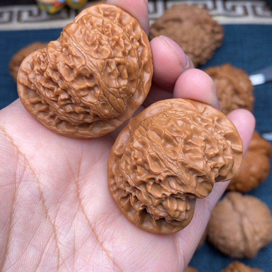 文玩核桃把件42.8精品红皮桃心宫灯全品