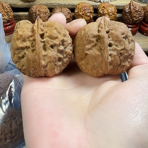 文玩核桃把件秤砣带彩磕尖49