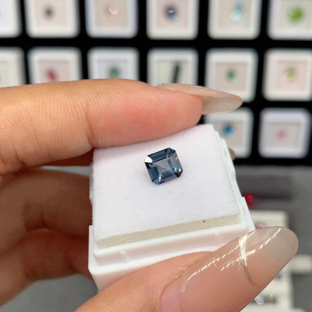 裸石尖晶石0.96克拉蓝灰色