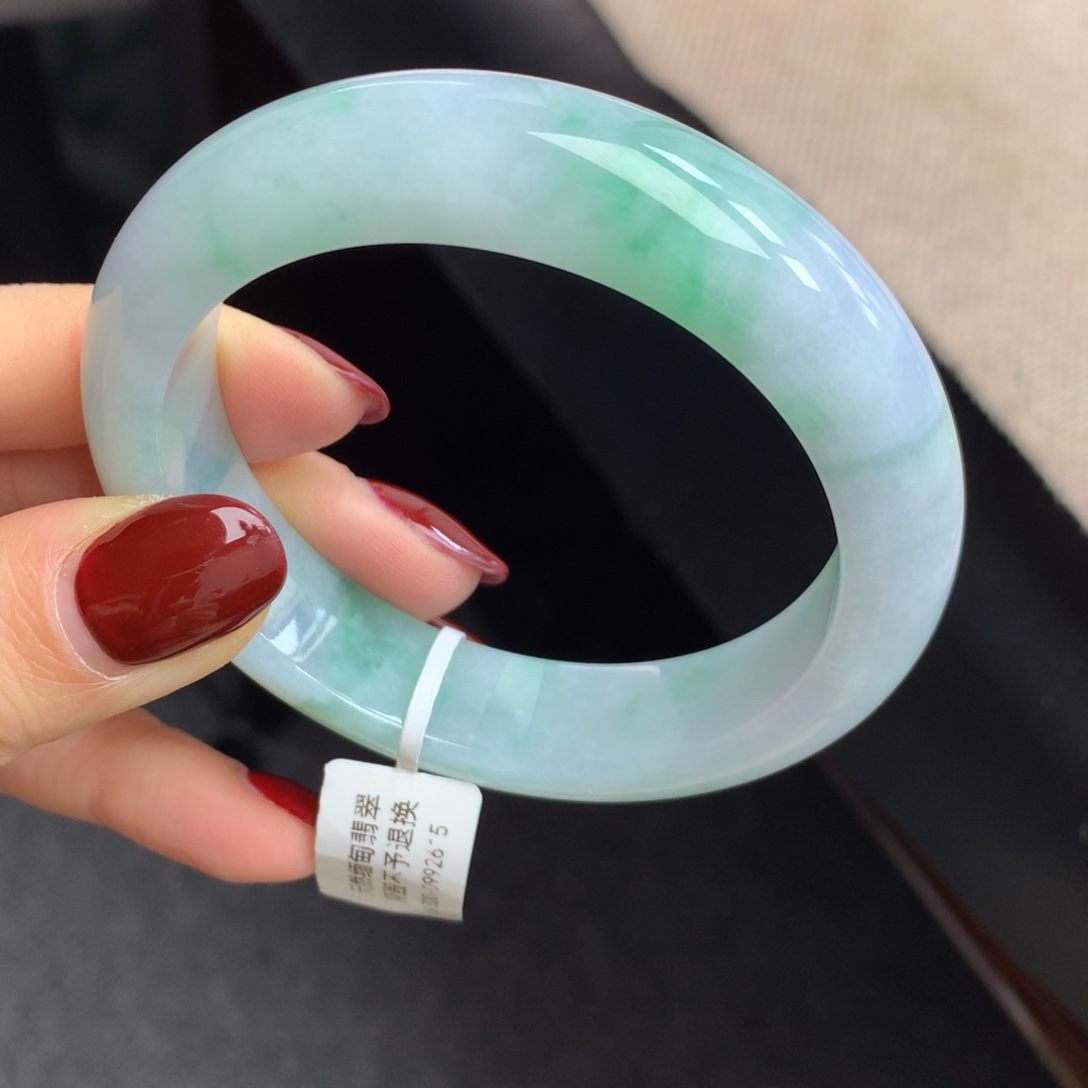 翡翠未镶嵌手镯飘绿