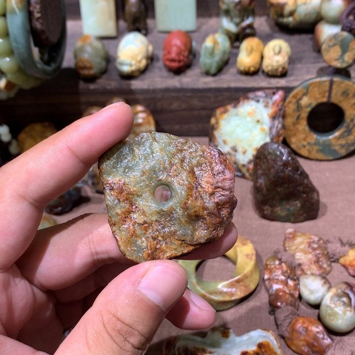 未镶嵌岫岩河磨玉（透闪石质玉）挂件