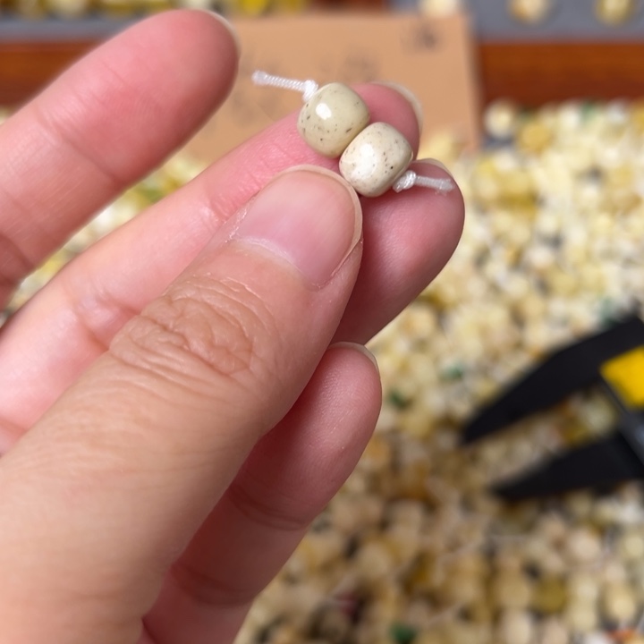 蜜蜡未镶嵌裸石8mm一对