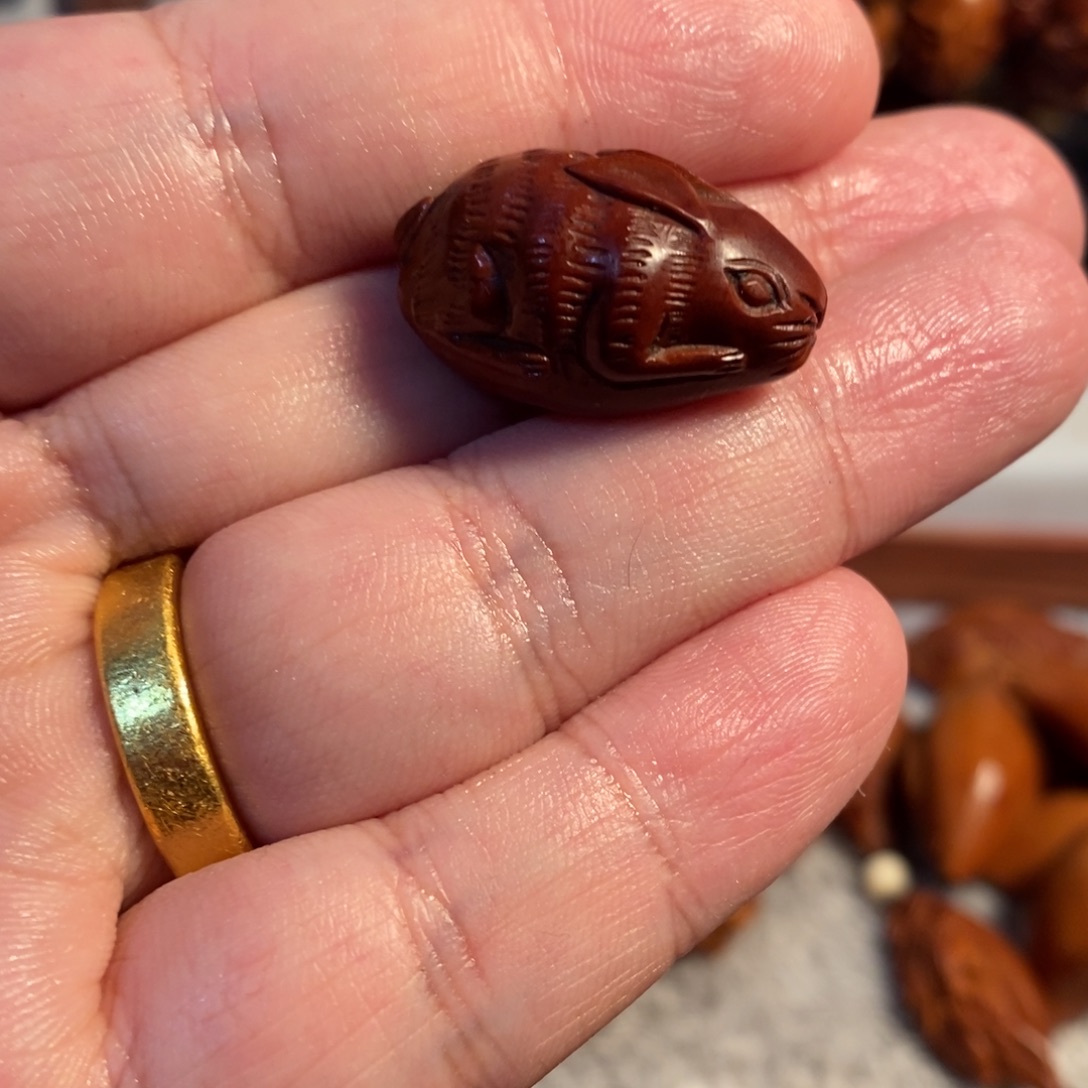 s***e橄榄核手串1.7老皮壳小兔子单籽